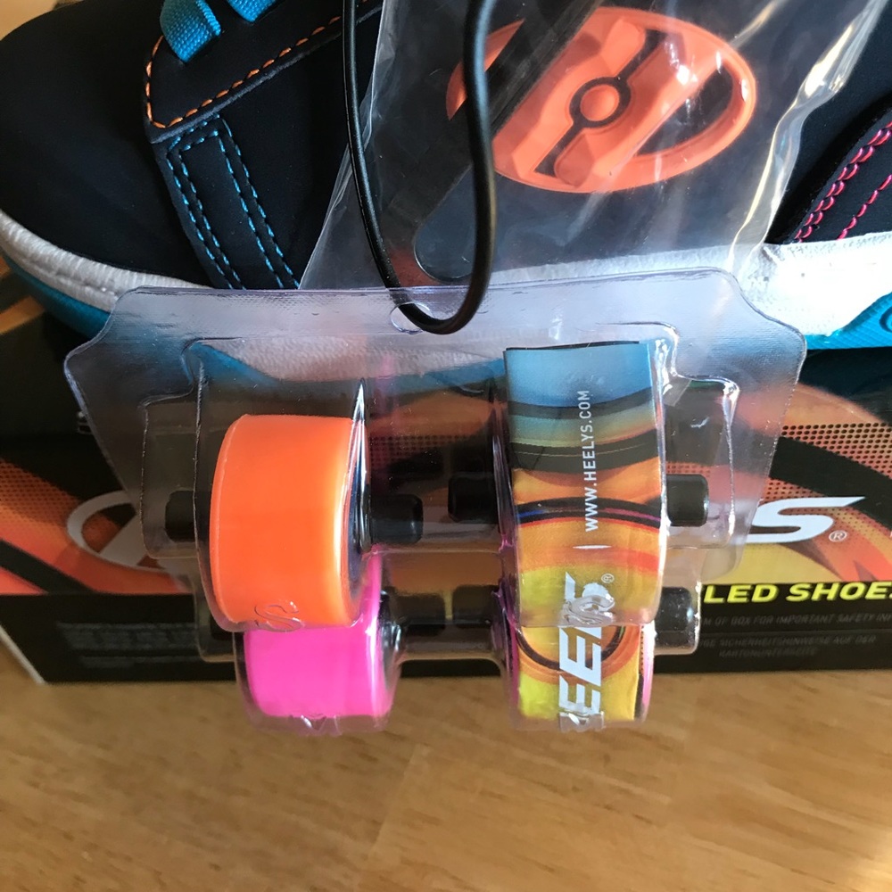 Heelys Authentic Wheeled Shoe 12 Y - Picture 4 of 8